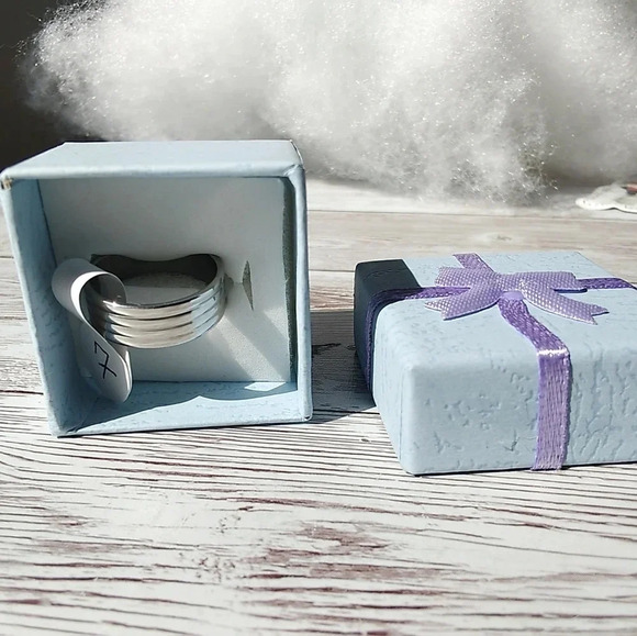 NIB Size 7 Silver-Tone Ring - Minimalistic Elegance - Picture 3 of 6